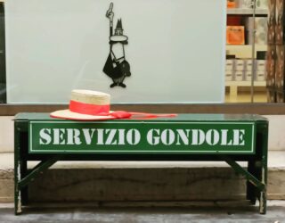 Wandering around Venice...

#gondole #serviziogondole #cappellogondoliere #gondolier #gondolierhat 
#pausacaffè #bench