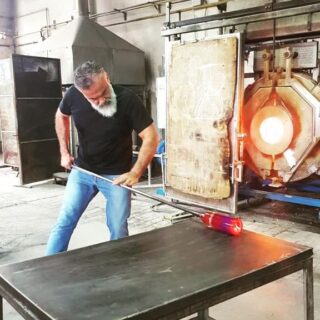 Amazing artist! Antonio dei Rossi 

https://m.youtube.com/watch?v=0qWQgCZZRO4&feature=youtu.be

#murrina #murrinaglass #glassmaster #portrait #artist #veniceglass #veniceartist #artofvenice #antoniodeirossi #veneziaunica❤️ #veniceunexpected #muranoartglass